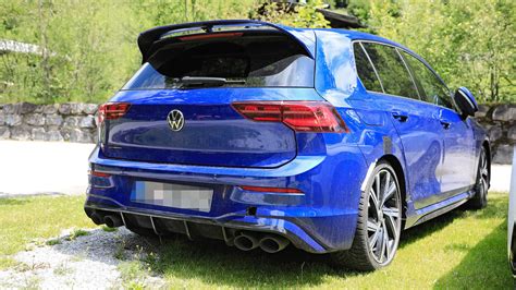 Länger und höher als ein golf, kürzer als ein passat variant, multifunktional und sportlich: VW Golf R (2020): Top-Golf mit 333 PS. Über 400 PS in ...