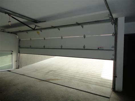 A lo que sí están obligados todos los garajes, también los de comunidades de vecinos, es a realizar un mantenimiento de las puertas de garaje comunitarios adecuado. Puerta seccional de Garaje de 6 metros o 20 pies