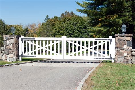 Streamlined Farmhouse Design For This White Wooden Driveway Gate