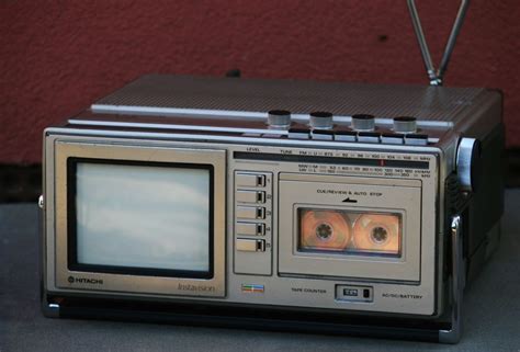Hitachi Instavision Crt0652 Portable Tv And Radio Vintage Collectable