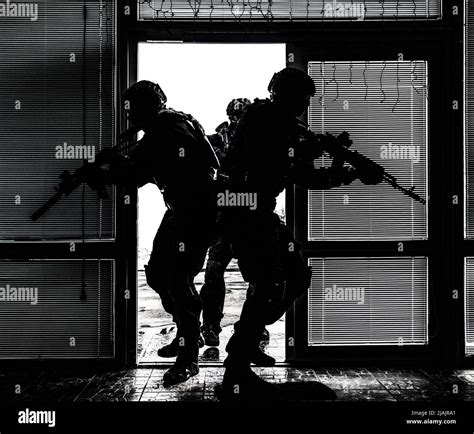 Swat Team Entering Building Hi Res Stock Photography And Images Alamy