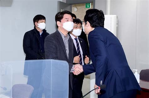 문대통령 지지율 역대최저, 부정평가 역대최고. 안철수-오세훈-나경원의 '3색 행보' - 시사위크