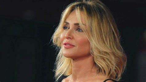 Storia della vita di paola barale, showgirl e conduttrice tv italiana. Paola Barale: troppo aderente, le forme... tutto esplode - TuttiVip