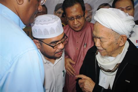 Nik abdul aziz bin nik mat (jawi: Faqar's blog...: Najib diam, Zahid Hamidi tolak huru-hara ...