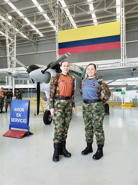 Mujeres Militares De La Aviaci N Del Ej Rcito Nacional L Deres En Mantenimiento Aeron Utico