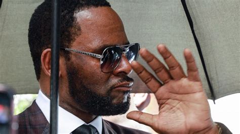 R Kelly Charged With Paying Bribe Before Marriage To Aaliyah Abc 36 News