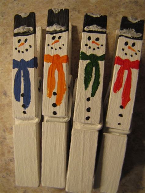 Set Of 16 Hand Painted Christmas Clothespins Santas Snowmen Carolers