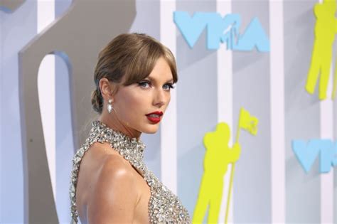 Taylor Swift S Floating Crystal Eyeliner At 2022 Mtv Vmas Popsugar Beauty Photo 3