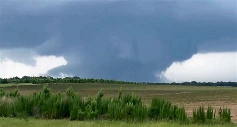Tornado Hits Perryton Texas Leaving 3 Dead And About 100 Injured