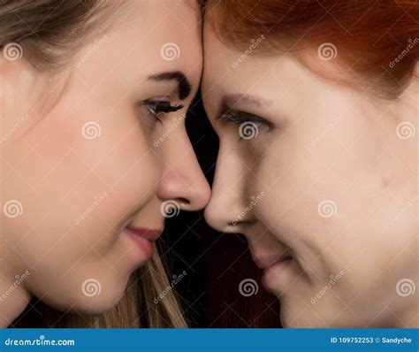 Due Amiche Graziose Delle Lesbiche Che Baciano E Che Abbracciano In Un Atmosfera Accogliente