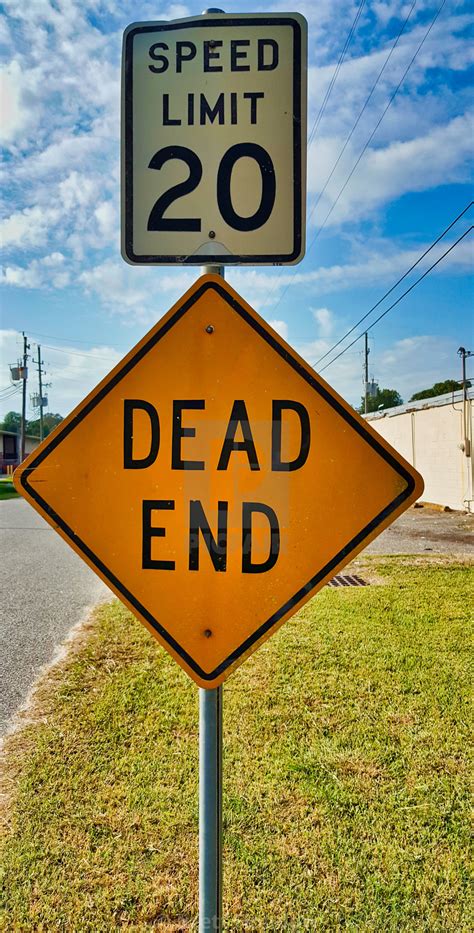 Dead End Sign With Speed Limit Sign Above License Download Or Print