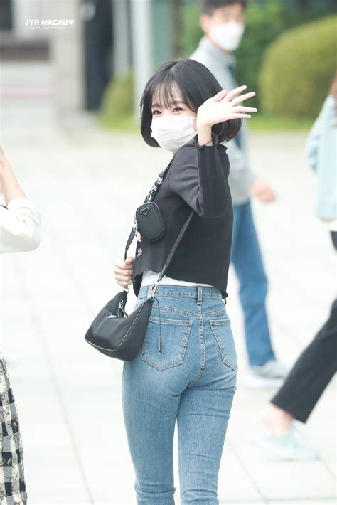 Yebin Dia Mom Jeans Skinny Jeans Japanese Girl Group Iz One Korean Girl Yuri Kpop Girls