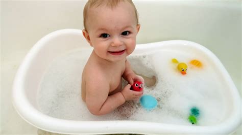 How to wash a toddlers hair without getting water in their eyes. BABY BUBBLE BATH! - YouTube