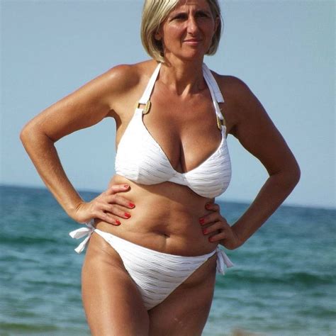 Alte Frauen Im Bikini Alte Frau Mit Badeanzug Stockfotos Und Bilder
