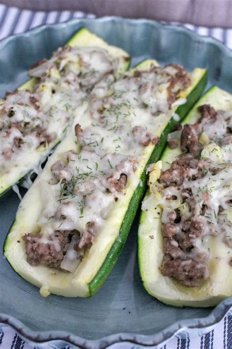 This is a healthy dinner recipe that all of your family is going to love! Keto Zucchini Boats - Low Carb Zucchini Boats With Ground Beef - Keto Stuffed Zucchini Recipe {Easy}