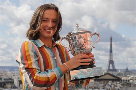 She's 19 years old and didn't lose a set in the tournament and never lost more than five games in each match. Iga Świątek wzruszająco po wygraniu Roland Garros: Cały ...