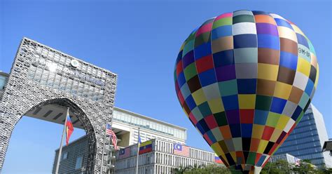 If there's one thing that's unmissable in the administrative capital of malaysia, it is the hot air balloon fiesta! Hot air balloon fiesta returns to Putrajaya NSTTV | New ...