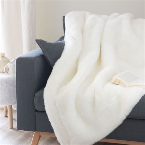 Snowdown Faux Fur Blanket In White 150 X 180cm Maisons Du Monde