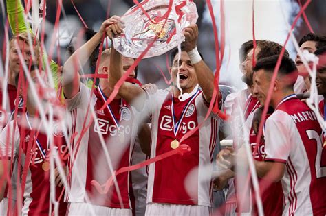 Voor ajax is het niet alleen de eerste. Ajax verslaat PSV en pakt Johan Cruijff Schaal