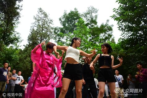 郑州：尬舞团为抢粉丝跳河湿身斗舞 围观群众看呆了 大众网