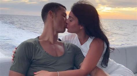 Ronaldo was linked to a number of women after that, but it became apparent a few years ago that spanish model georgina rodriguez is officially the portugal captain's partner. Cristiano Ronaldo, su novia Georgina Rodríguez da cátedra ...