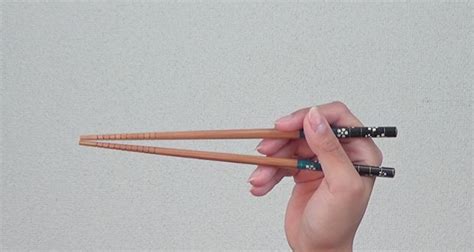 Today chinese people are encouraged to use chopsticks made of plastic and melamine to save natural resources. How to Use Chopsticks Properly (Left- and Right-Handed People) | tsunagu Japan