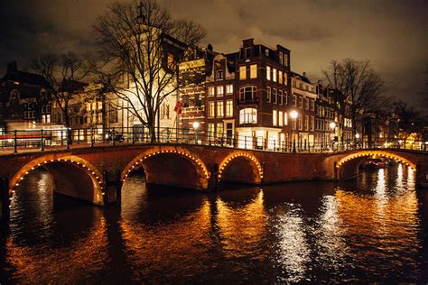 2021阿姆斯特丹著名的运河带以桥梁之多为特色，其中有一座桥，站在上面可以观赏到15座桥梁的风景线 一桥能赏15 桥 评论 去哪儿攻略