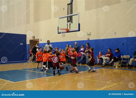 Niños Que Juegan A Baloncesto Imagen Editorial Imagen De Muchacho