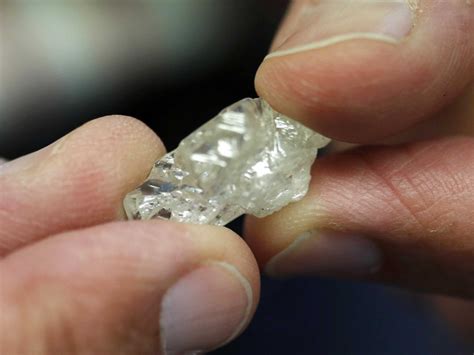 Diamonds, be it colorless or colored, are all assets to be admired. 5 Ways To Spot A Fake Diamond | Business Insider