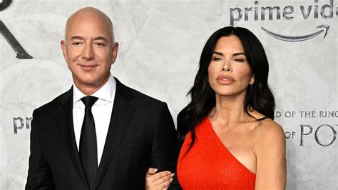 Jeff Bezos Girlfriend Lauren Sanchez Shimmers In Red Dress For Lotr