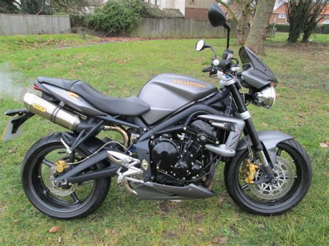 The new street triple now has better performance, a higher level of technology, new styling and an updated 765cc triumph triple engine. Triumph STREET TRIPLE R 675 MOTORCYCLE