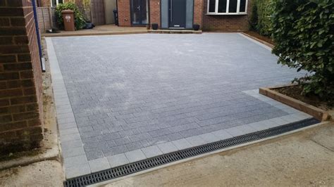 There are lots of patterns to choose from and you can even mix them up and give your driveway a sculptural look. grey paved driveway - Google Search | Maisons extérieures, Terrasse, Extérieur