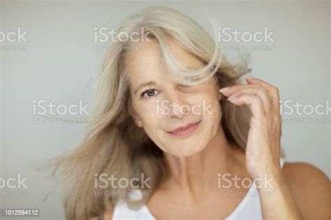 Menakjubkan Cantik Dan Percaya Diri Wanita Usia Terbaik Dengan Rambut Abuabu Foto Stok Unduh