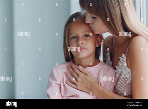 Madre E Hija Besandose Un Beso Fotografías E Imágenes De Alta Resolución Página 2 Alamy