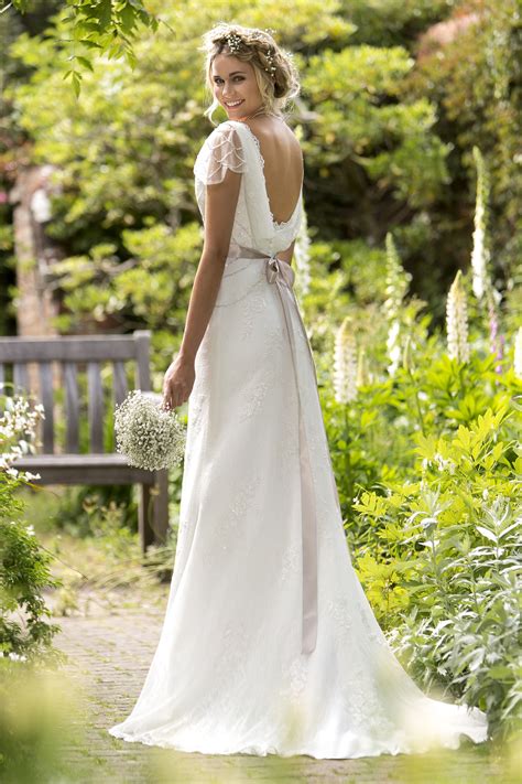 W199 Romantic Lace Bridal Gown With V Neck And Pretty Lace Scallop