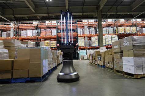 Autonomous Robot Uses Uvc Light To Disinfect Warehouses Engadget