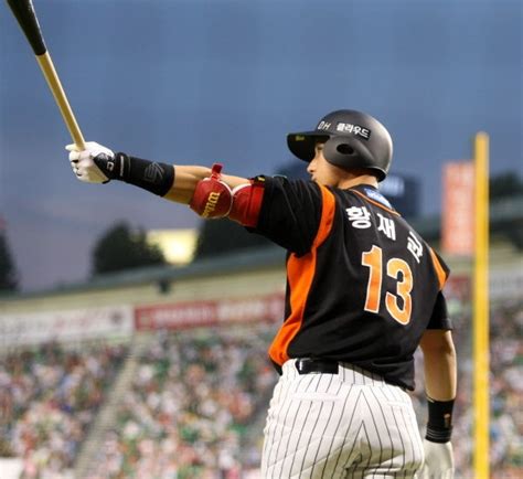 선택을 앞둔 황재균 0:00:46 al 톺아보기 0:19:28 nl 톺아보기 0:50:12 댓글 소개 및 q&a. 8년 만의 'PO 귀환' 황재균, kt 가을 마법 완성할까? - 오마이스타