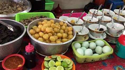 Bebek yang masih kecil diolah menggunakan bumbu khas bugis. 5 Tempat Makan di Makassar - Hidup Kita