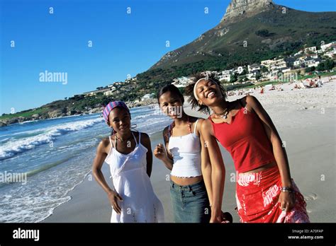 Junge Frauen Auf Camps Bay Strand Südafrika Kapstadt Stockfotografie