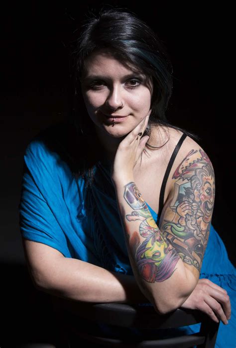 Tatouage bras pour femme les manches se révèlent