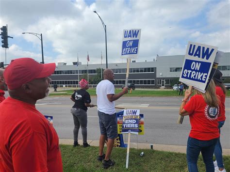 Uaw Workers In Chicago Head To The Picket Line