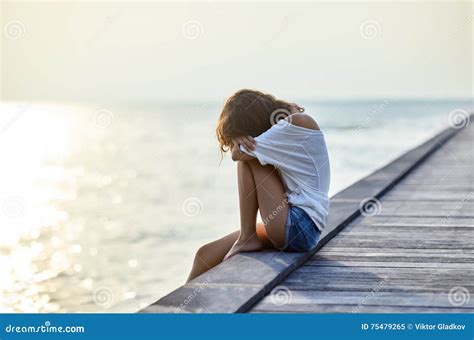 Mujer Hermosa Sola Triste Que Se Sienta En El Embarcadero Imagen De