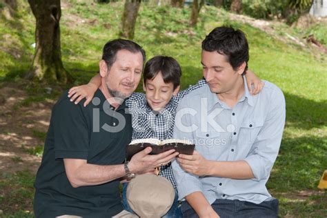 Familia Leyendo La Biblia Fotografías De Stock