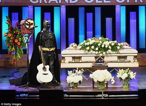 Stars Honor Country Singer Troy Gentry At Grand Ole Opry Daily Mail