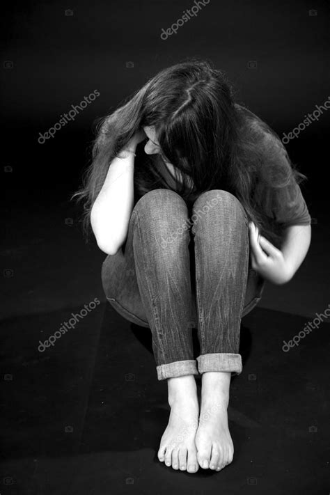 Mujer Triste Llorando Después De La Violencia — Foto De