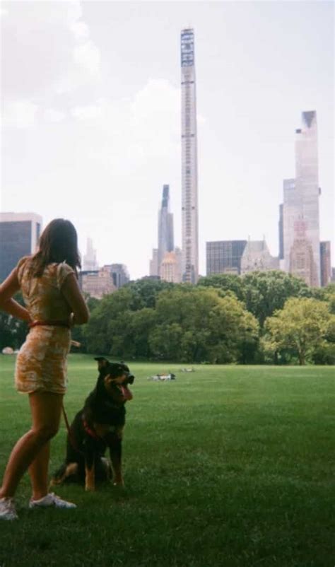 Emily Ratajkowski Saffiche Avec Son Chien En Plein Central Park Mce Tv