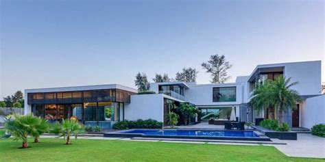 Contemporary New Delhi Villa With Amazing Courtyard And Water Features