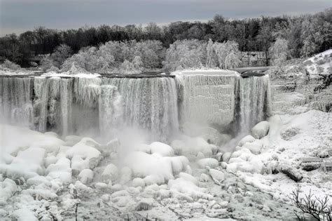 Photos Of Niagara Falls Show It S Frozen Over Since The Polar Vortex Business Insider