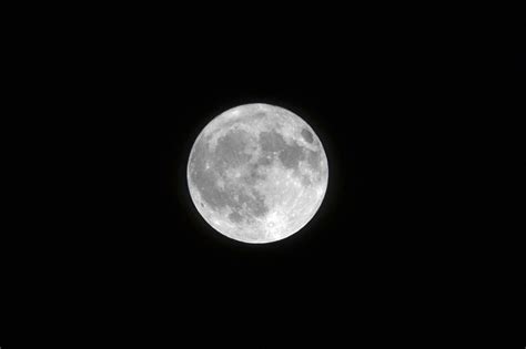 Free Photo Landscape Shot Of A White Full Moon With