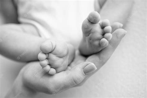 Premium Photo Baby Feet In The Hands Of Mother Father Older Brother